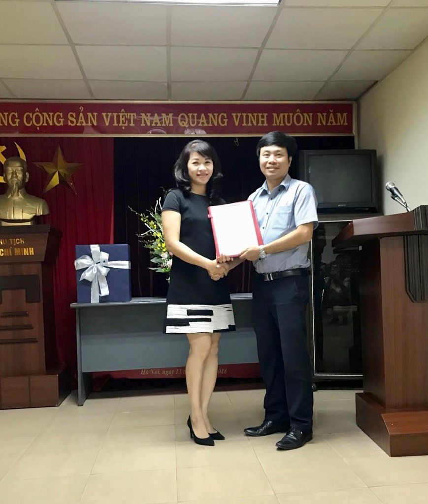 Đồng chí Nguyễn Duy Nghiêm trao Quyết định bổ nhiệm TGĐ cho đồng chí Trương Thị Lệ Thúy